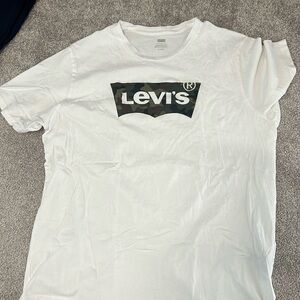 Levi’s White Graphic Tee - practically brand new